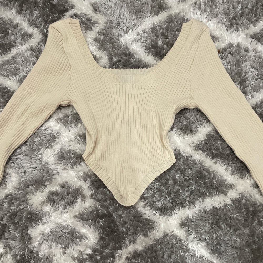 cream long sleeve v crop top